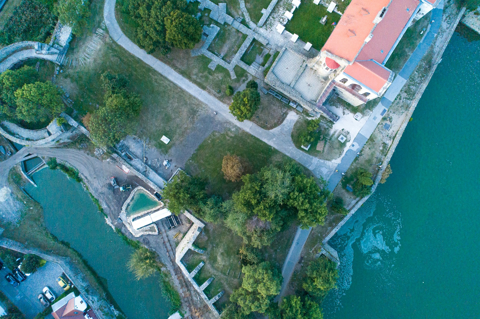 Szerzők