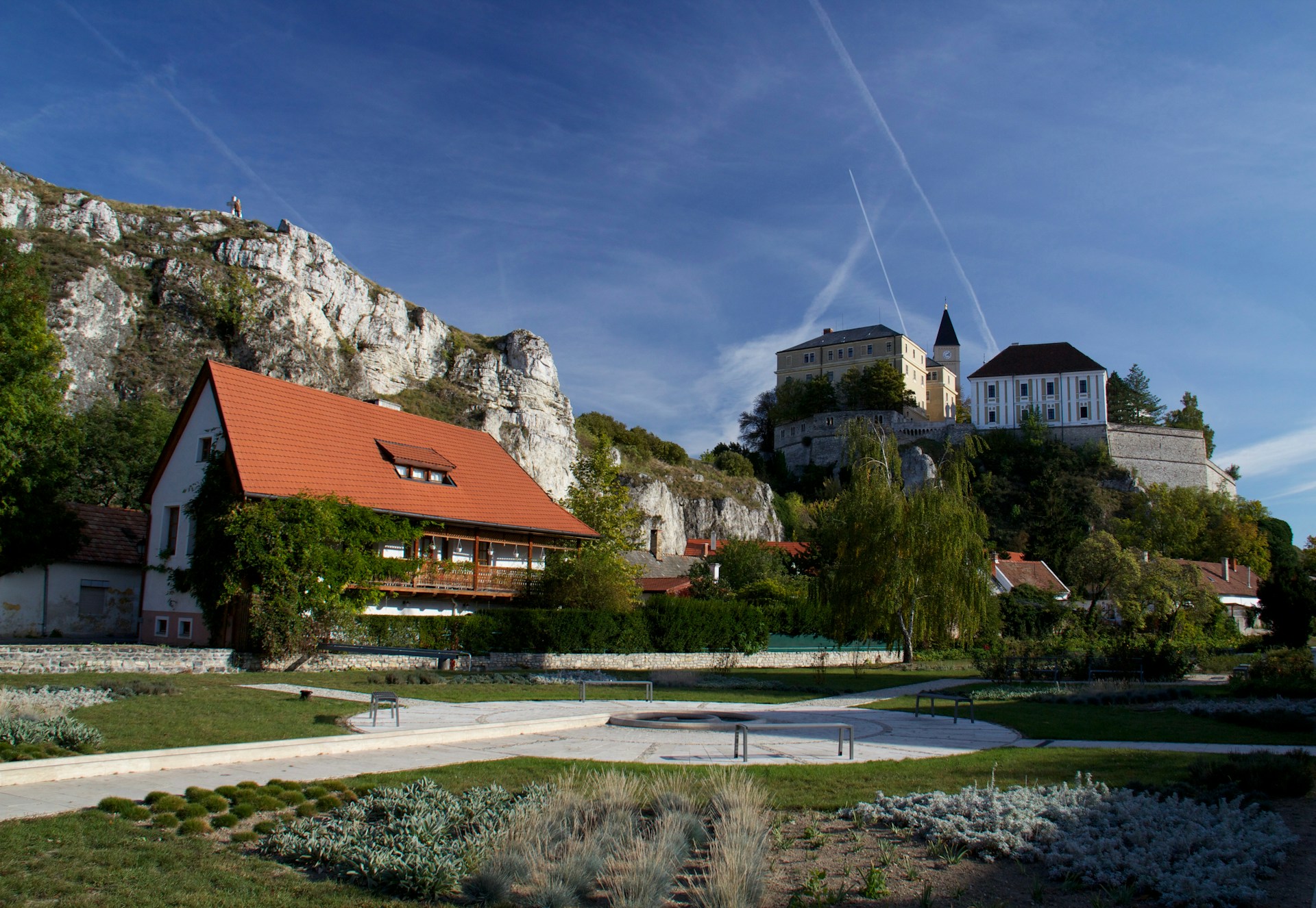 Szerzők